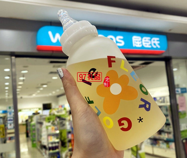 可愛奶嘴奶瓶水杯ins塑料網(wǎng)紅帶吸管杯子