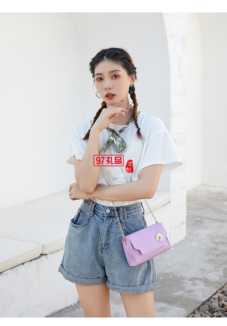 新款小菊掛飾鏈條鱷魚紋小方包時尚休閑手機(jī)包現(xiàn)貨