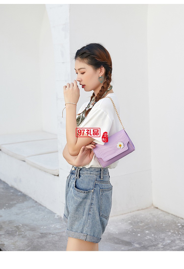 新款小菊掛飾鏈條鱷魚紋小方包時尚休閑手機(jī)包現(xiàn)貨