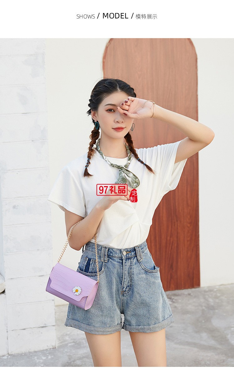 新款小菊掛飾鏈條鱷魚紋小方包時尚休閑手機(jī)包現(xiàn)貨