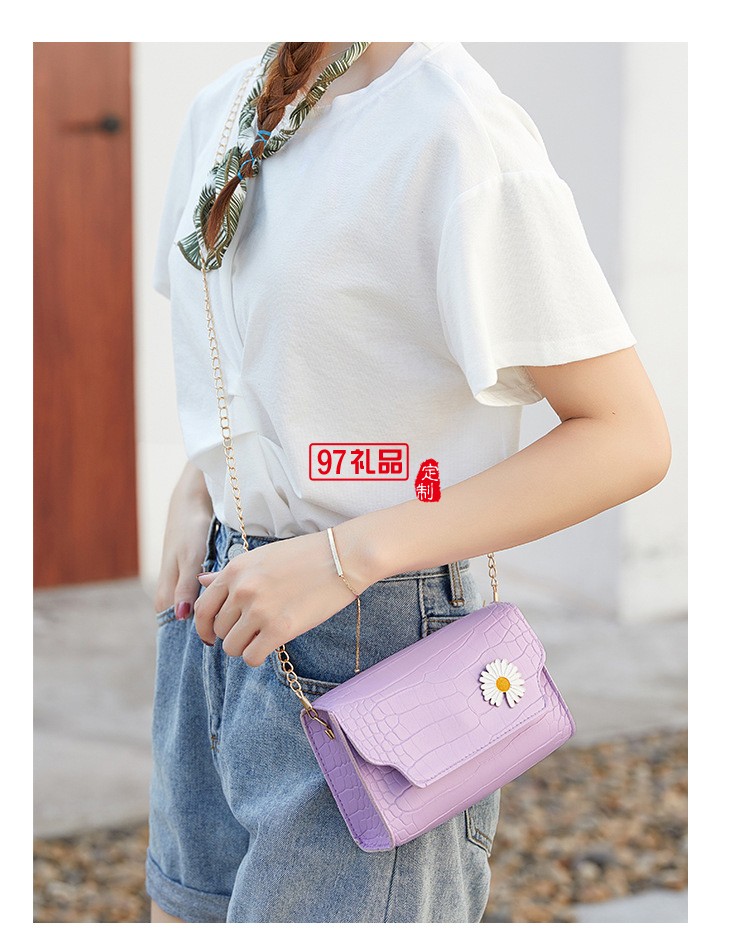 新款小菊掛飾鏈條鱷魚紋小方包時尚休閑手機(jī)包現(xiàn)貨